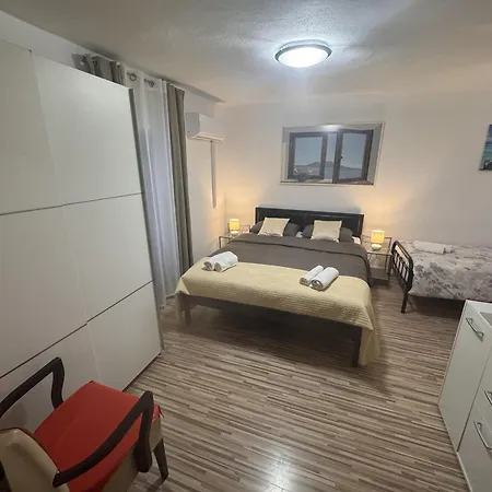 ダミラ ルームス 3* スプリト