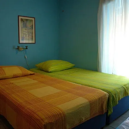 Pensión Damira 3*