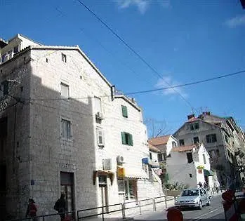 Pensión Damira