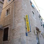 Damira Πανσιόν