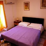 Damira Πανσιόν