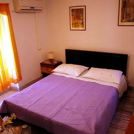 Damira Πανσιόν